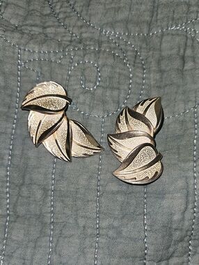 🌴Gold Toned Leaf-Style Clip Earrings - Elegant Women’s Jewelry